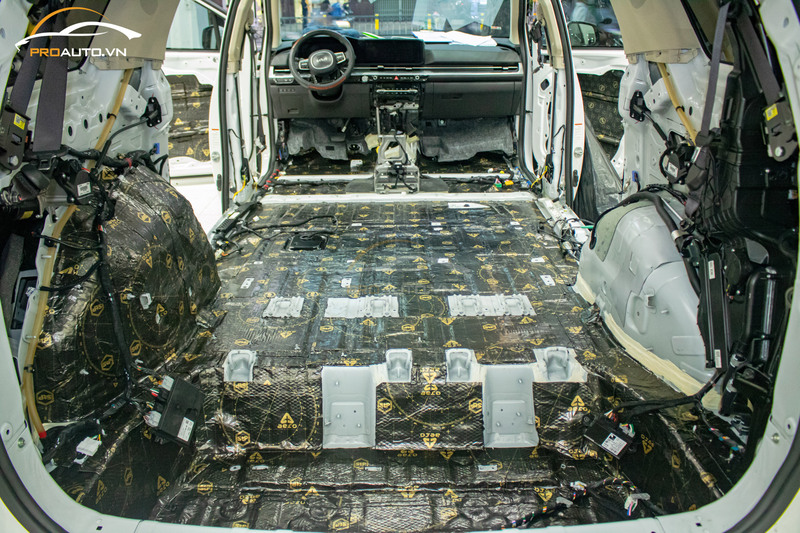 Thi công dán cách âm chống ồn toàn diện STP cho xe ô tô 