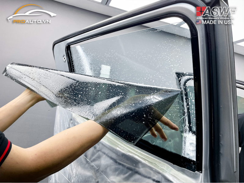 Có nên tự dán phim cách nhiệt ô tô?