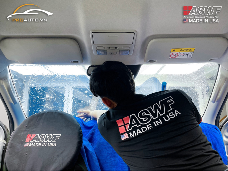Thi công dán phim cách nhiệt xe ô tô tại PROAUTO.VN