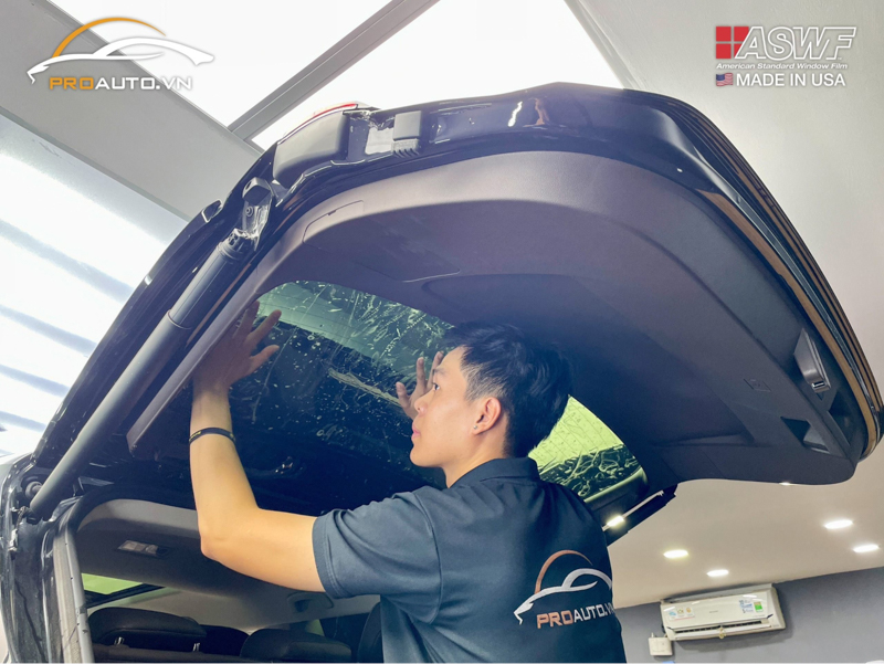 Thi công dán phim cách nhiệt ô tô uy tín