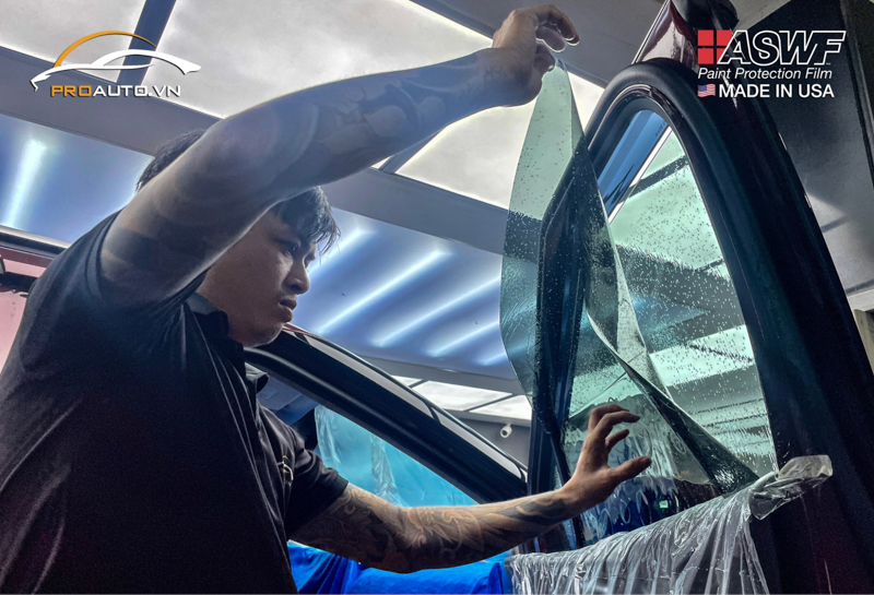 Dán film cách nhiệt ô tô chuyên nghiệp không mất nhiều thời gian
