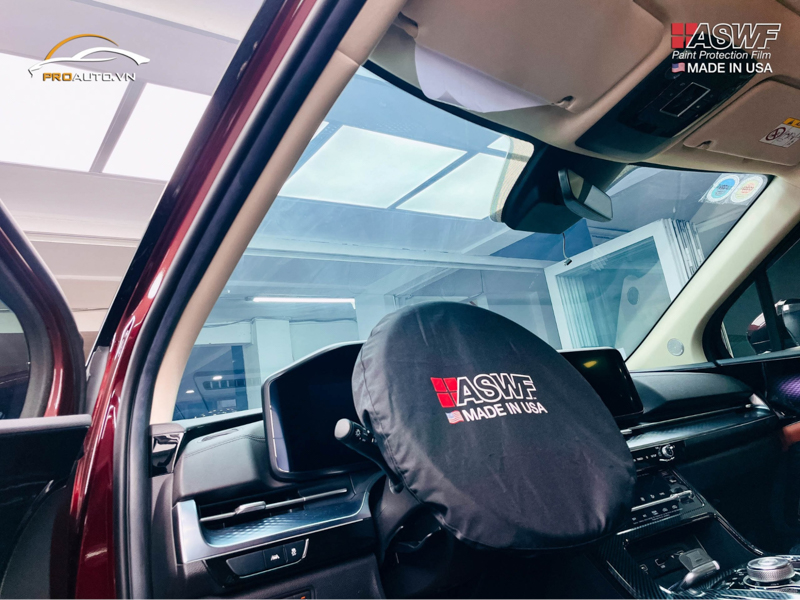 Có nên tự dán phim cách nhiệt ô tô hay không?