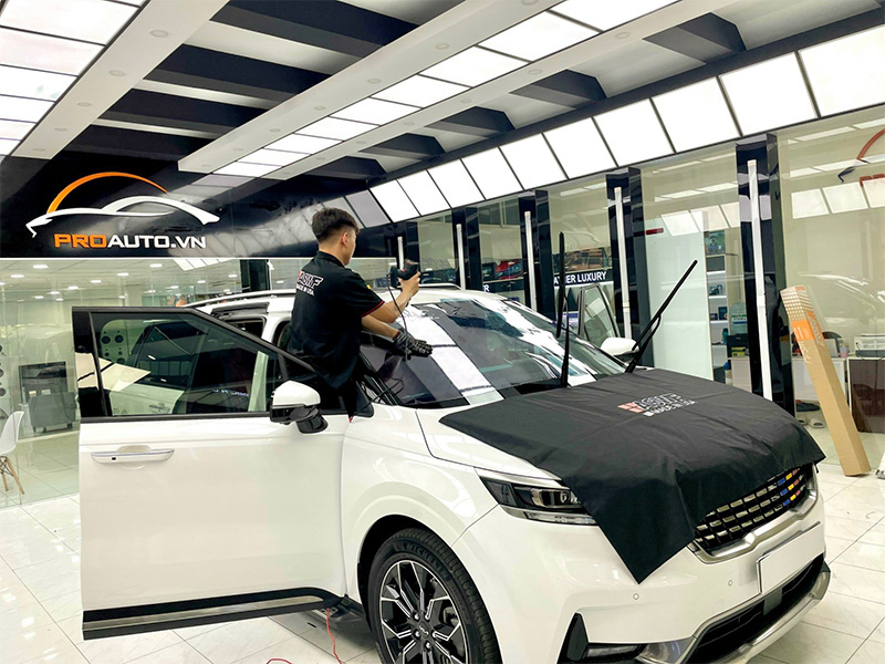 Dán phim cách nhiệt kính lái ô tô giúp giảm nóng, giảm bức xạ hiệu quả