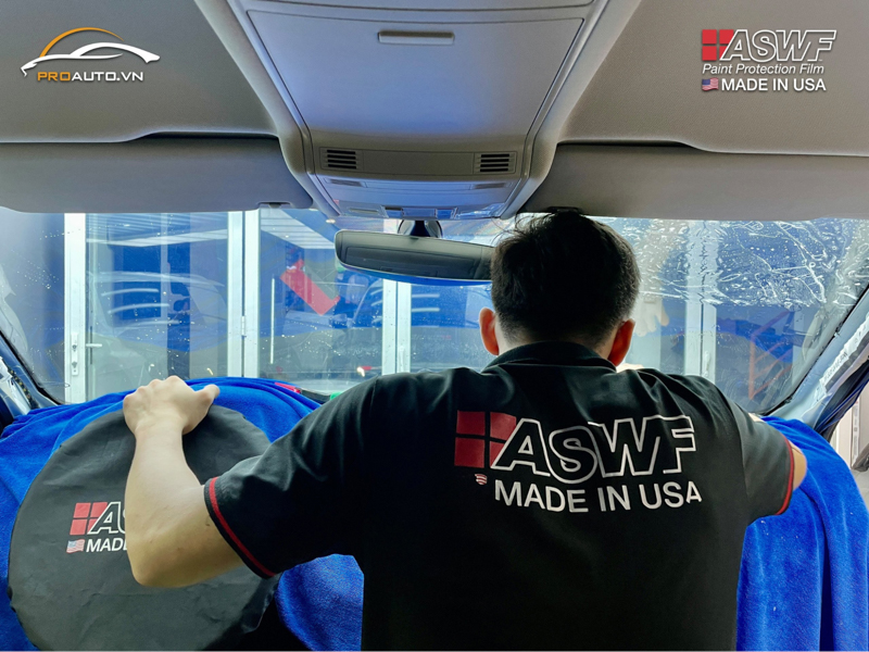 Thi công dán film cách nhiệt ô tô chính hãng tại PROAUTO.VN