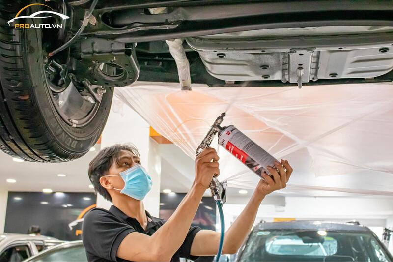 Xịt phủ gầm giúp gầm xe chống gỉ sét, dễ vệ sinh