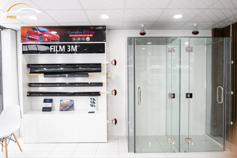 Khu vực trưng bày và test phim cách nhiệt tại PROAUTO.VN