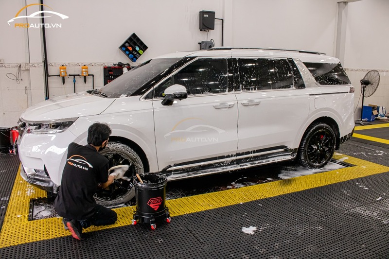 Quy trình rửa xe tỉ mỉ và chuyên nghiệp giúp xe bạn sáng bóng