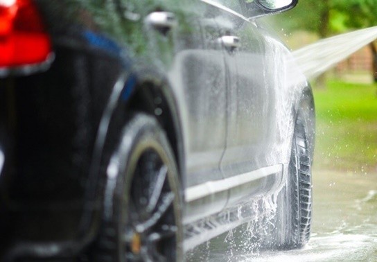 Vệ sinh xe trước khi dán phim cách nhiệt