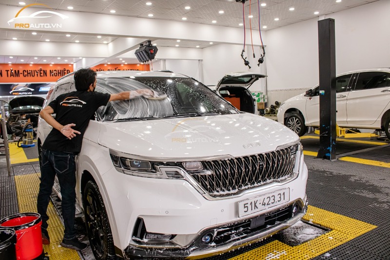 Sử dụng dung dịch chuyên dụng không làm ảnh hưởng lớp sơn xe