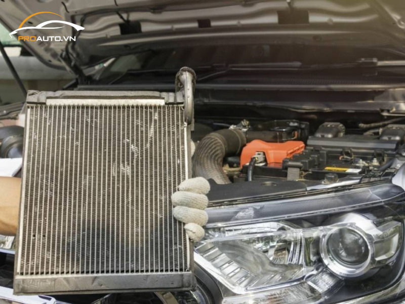 Vệ sinh khoang máy ô tô giúp cải thiện hiệu năng làm mát của quạt tản nhiệt