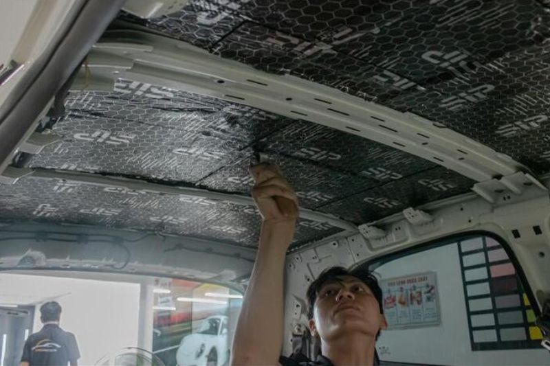 Dán cách âm trần xe ô tô