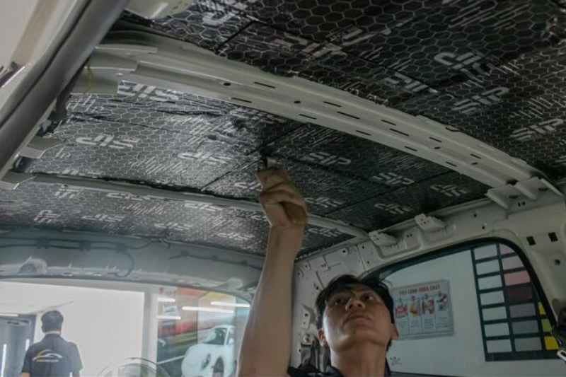 Dán cách âm trần xe ô tô