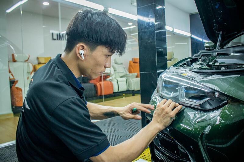 Thi công dán phim cách nhiệt ô tô tại  GOGO CAR SPA