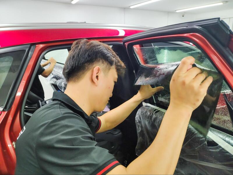 Thi công dán phim cách nhiệt ô tô uy tín 