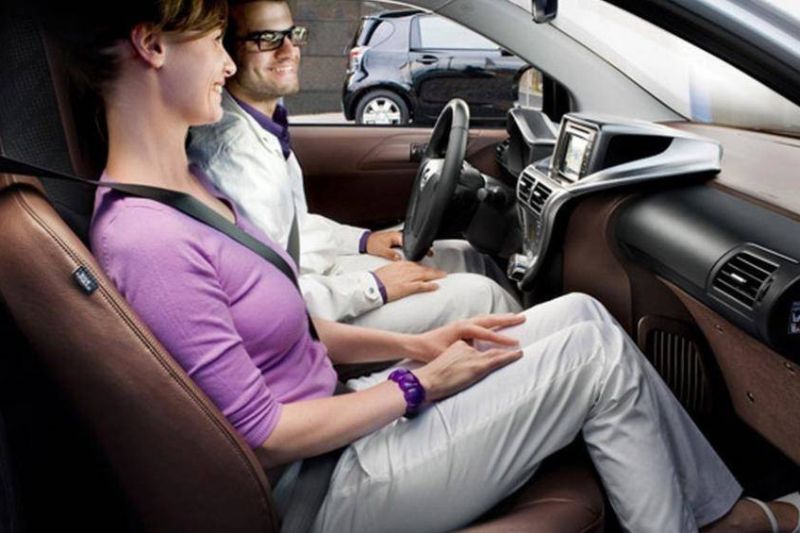 Trò chuyện bên trong ô tô