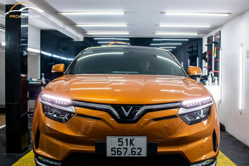 Thi công dán film cách nhiệt cho xe Vinfast VF8