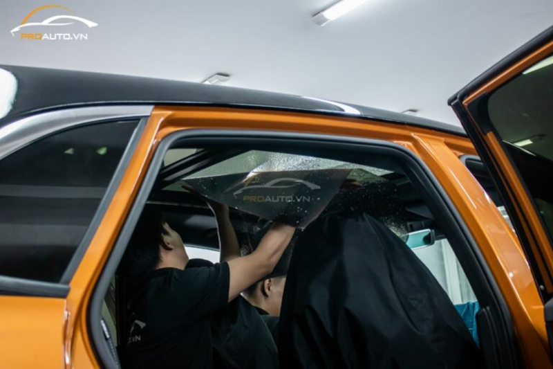 Dán phim cách nhiệt kính cửa sổ trời cho xe ô tô điện Vinfast VF9