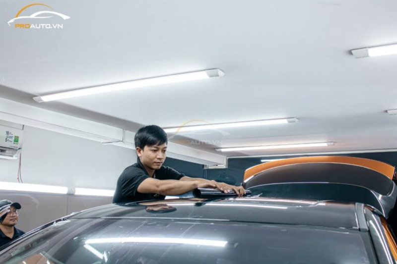 Dán phim cách nhiệt kính cửa sổ trời cho xe ô tô điện Vinfast VF8