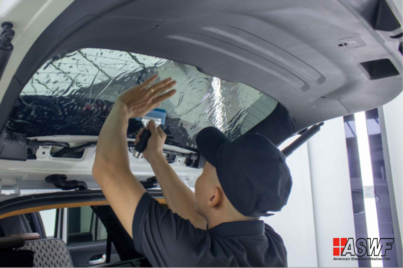 Kỹ thuật viên thi công dán phim cách nhiệt ASWF chính hãng tại Đồng Nai