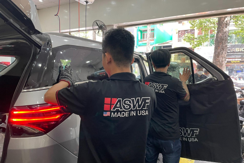 Thi công dán phim cách nhiệt ô tô tại GOGO CAR SPA