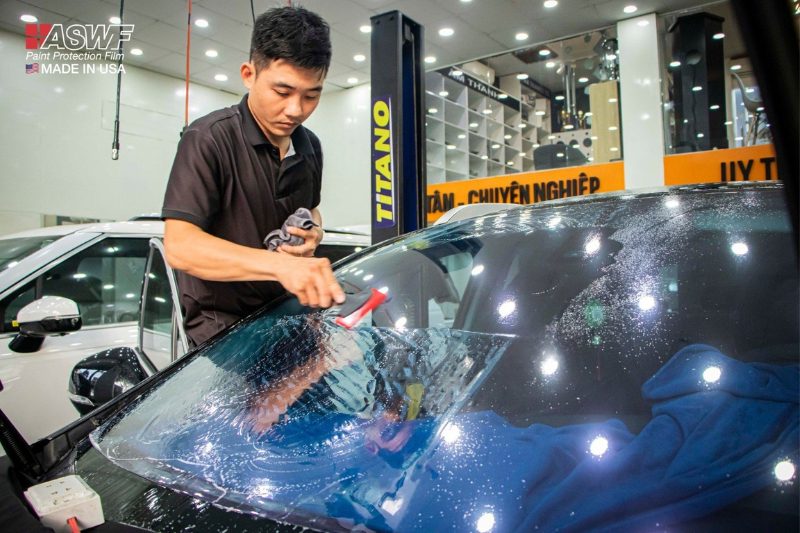 Thi công dán phim cách nhiệt ô tô uy tín