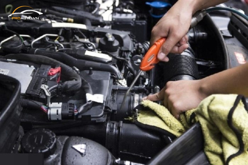 Sau khi vệ sinh khoang máy ô tô cần sấy khô toàn bộ các chi tiết