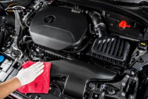 Có nên vệ sinh khoang máy ô tô tại nhà?