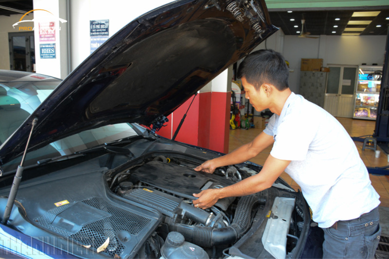 Mở nắp ca pô để làm nguội động cơ 