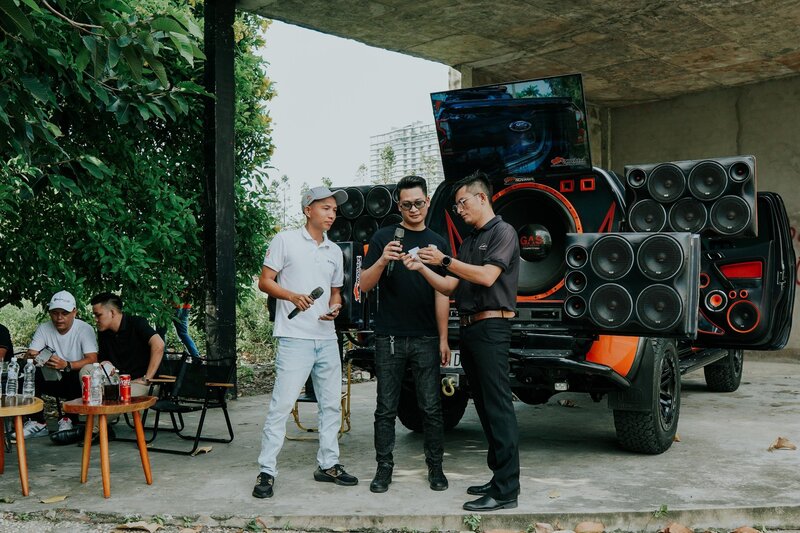 Admin Tài Nguyễn (áo trắng) chia sẻ cùng đại diện PROAUTO.VN (phải) và hội trưởng Nguyễn Duy Thắng (giữa)