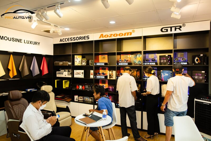 Khu vực trưng bày đèn ô tô Aozoom