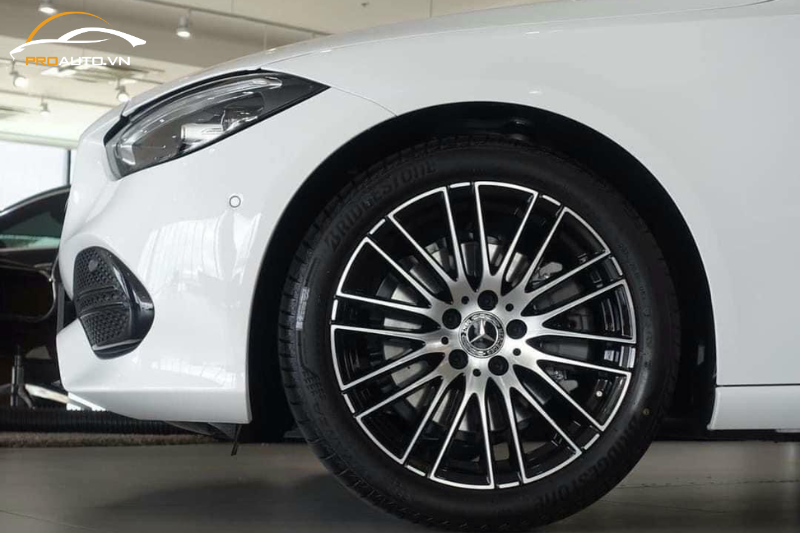 Mercedes C200 được trang bị bộ la-zăng 17 inch