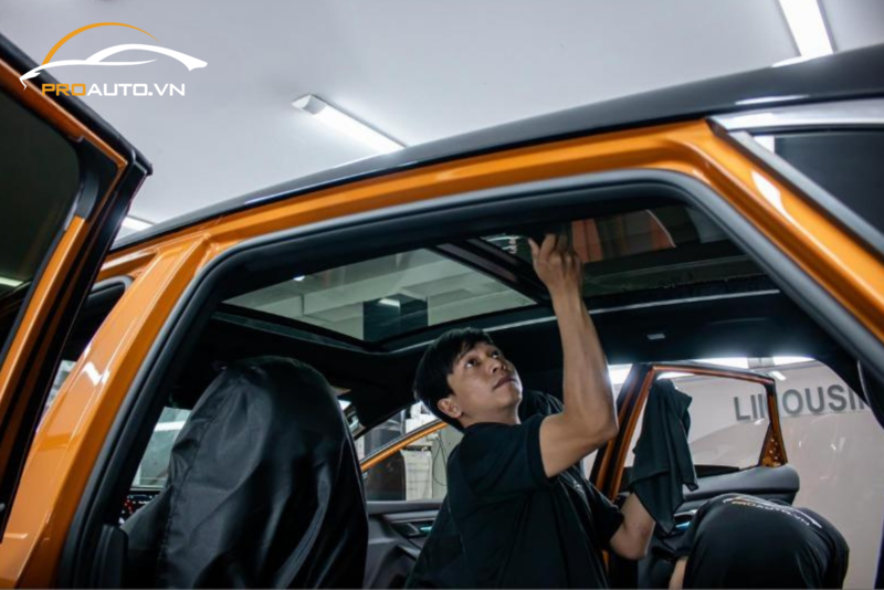 Thi công dán phim cách nhiệt xe ô tô tại PROAUTO.VN