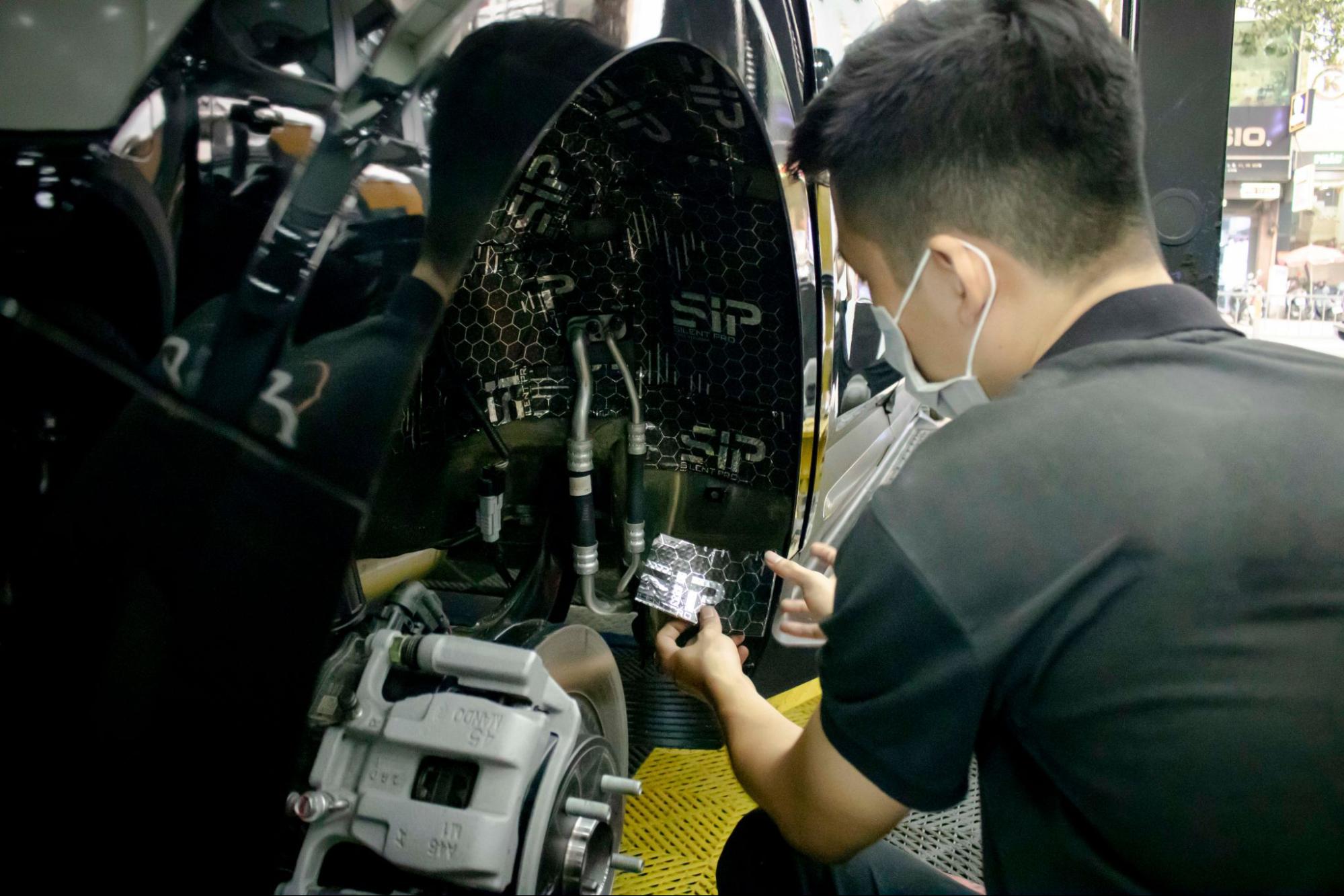 Thi công dán cách âm SIP chính hãng tại Nam Hùng Car Tuning