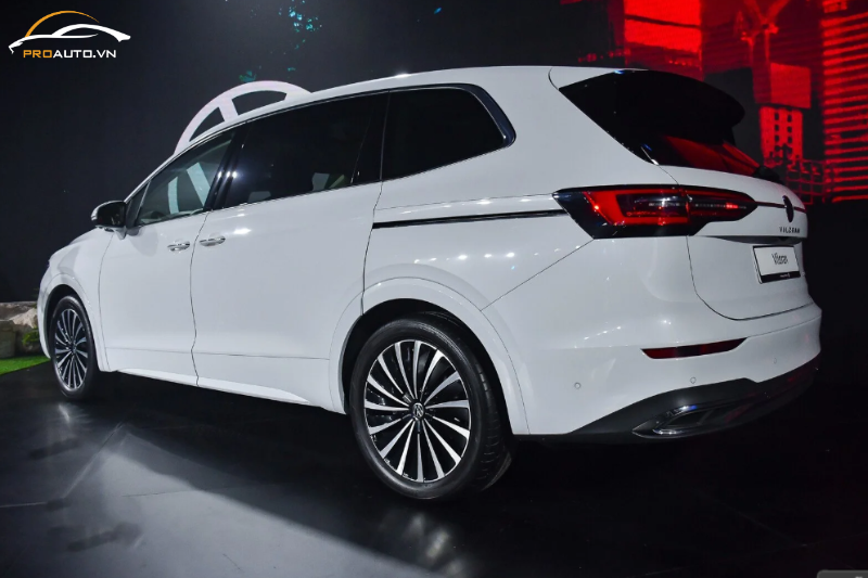 Volkswagen Viloran có cánh lướt gió thể thao và cụm đèn LEG ấn tượng sắc sảo