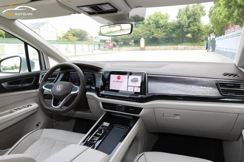 Volkswagen Viloran có màn hình cảm ứng nhỏ phía dưới màn hình giải trí trung tâm
