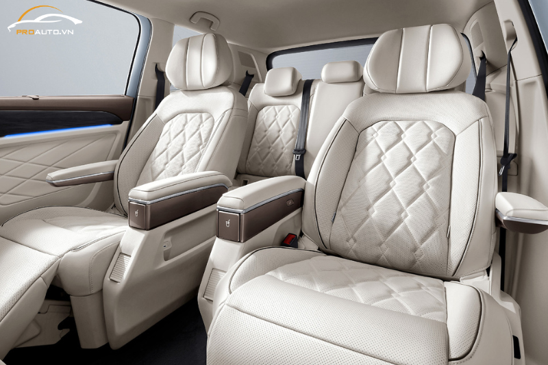 Volkswagen Viloran có tổng cộng 7 ghế ngồi với cách bố trí 2-2-3