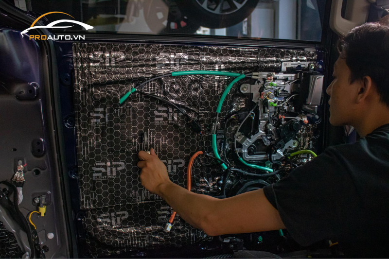 Thi công dán cách âm cánh cửa cho ô tô