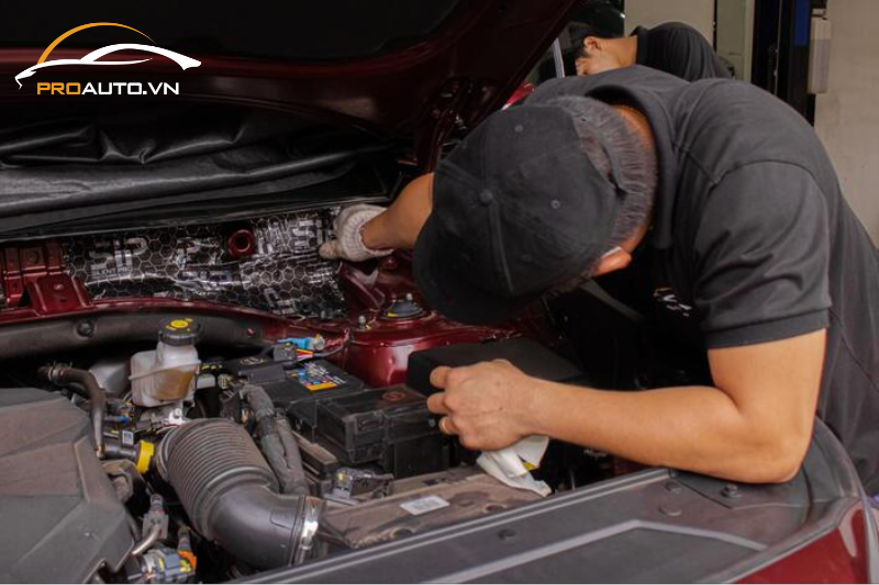 Thi công dán cách âm khoang máy cho xe ô tô