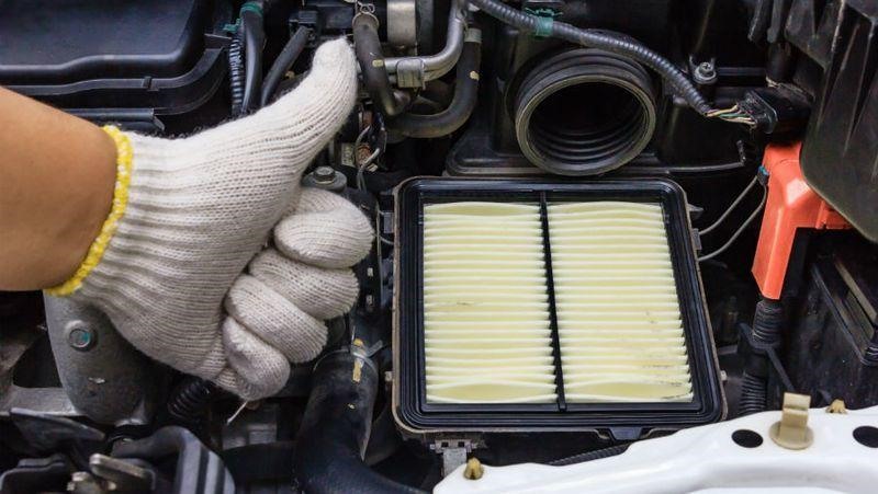 Vệ sinh lọc gió động cơ hạn chế hao hụt nhiên liệu 