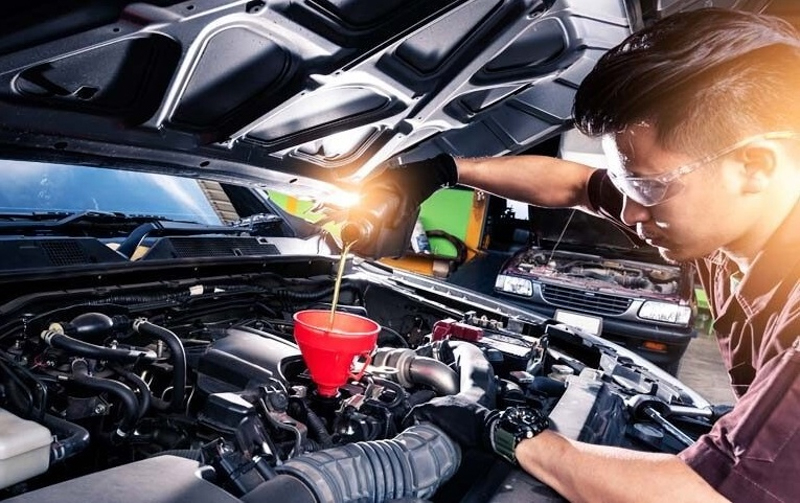 Kiểm tra dầu khi bảo dưỡng ô tô