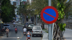 Biển cấm đỗ xe là biển báo gì?