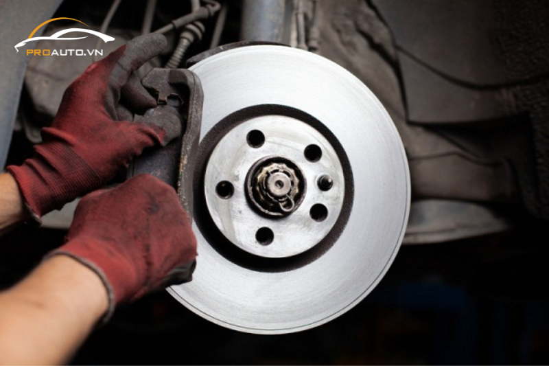 Có nên vệ sinh bố thắng ô tô không?