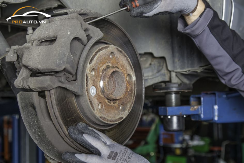 Dấu hiệu hư hỏng thường gặp nếu không vệ sinh bố thắng định kỳ cho xe ô tô