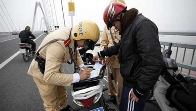 Đối với xe máy dừng đỗ xe sai quy định