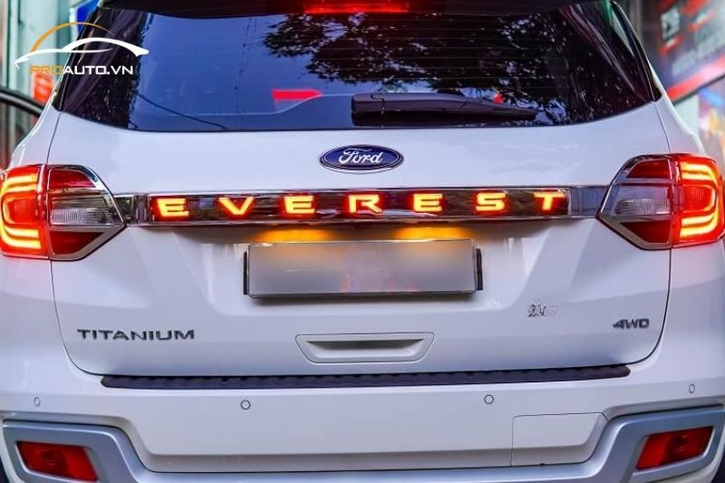 Led cốp sau xe Ford Everest 2024