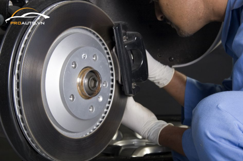 Vệ sinh bố thắng xe ô tô 