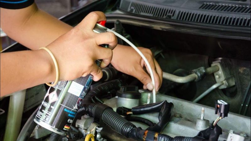 Sử dụng dung dịch vệ sinh buồng đốt ô tô