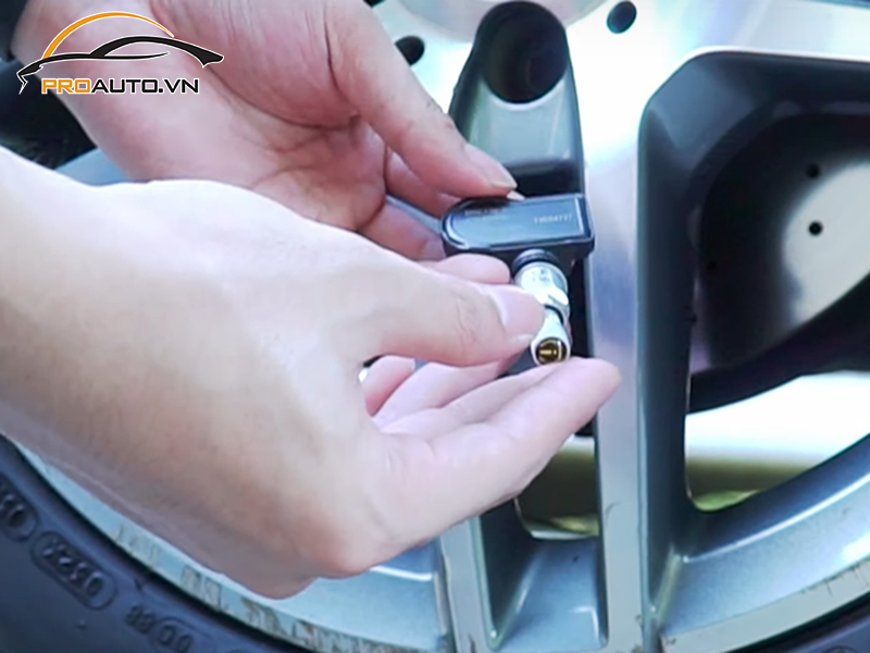 Lắp Cảm Biến Áp Suất Lốp Cho Xe Subaru WRX