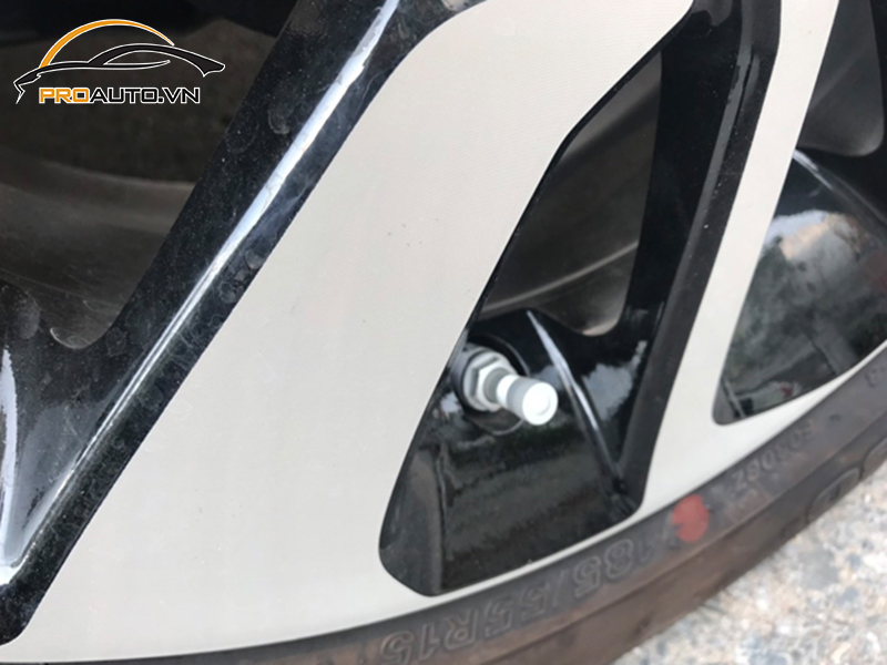 Lắp cảm biến áp suất lốp cho xe Toyota Alphard