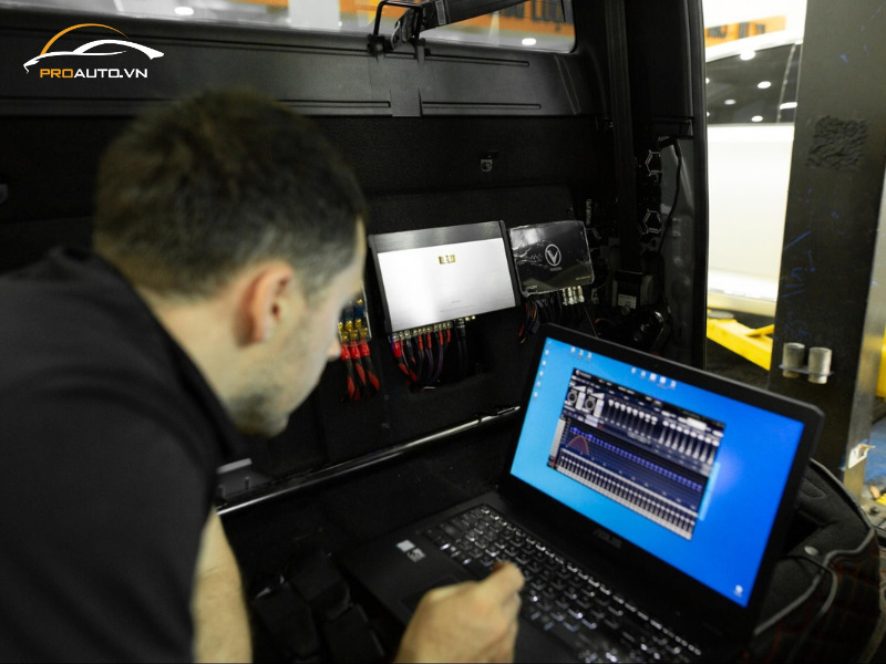 Chuyên gia đến từ Ukraine trực tiếp lắp đặt và căn chỉnh âm thanh xe hơi